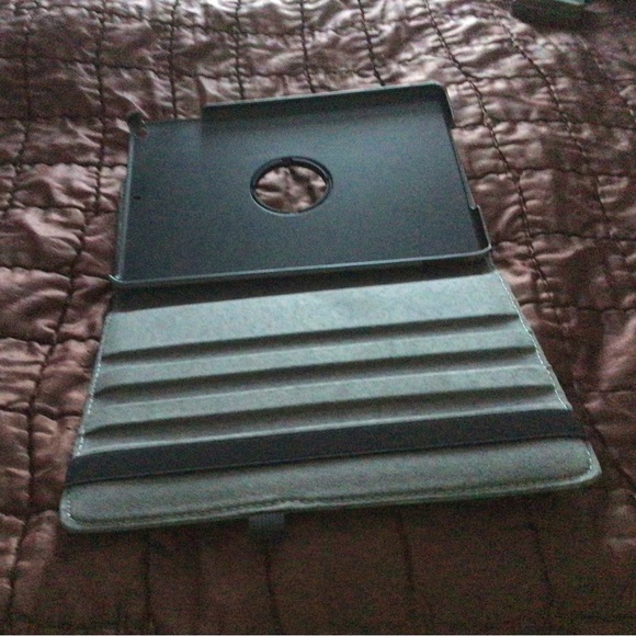 I ipad cover and a iPhone Stand. - Picture 4 of 10